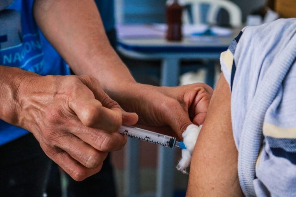 Vacinação contra dengue vai priorizar faixa etária de 6 a 16 anos